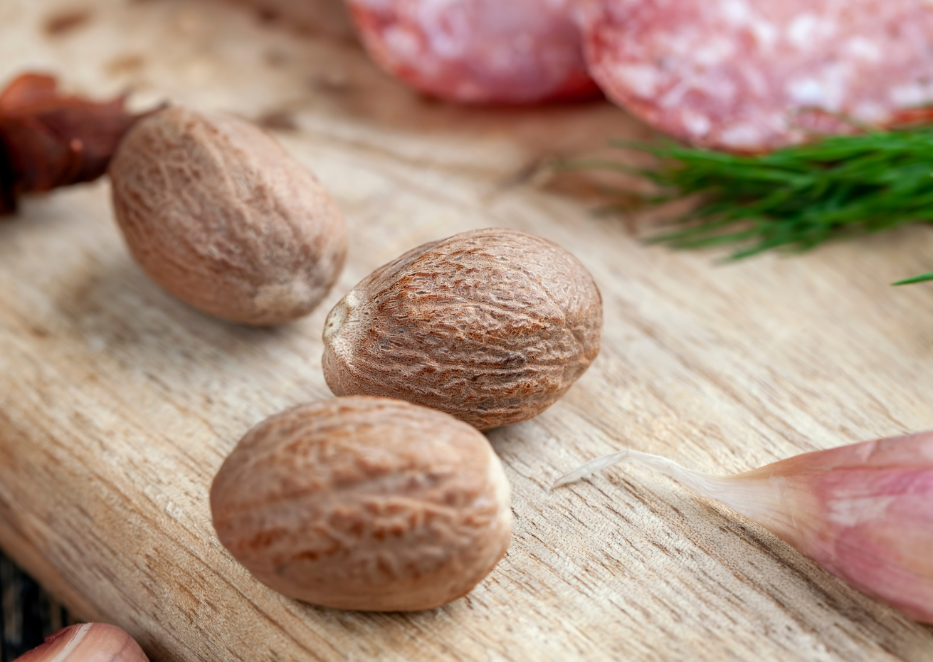 NUTMEG WHOLE